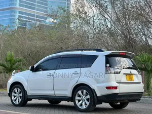 Mitsubishi Outlander 2011 White