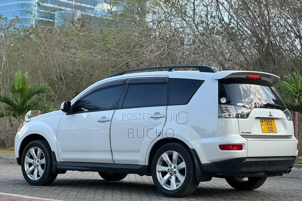 Mitsubishi Outlander 2011 White