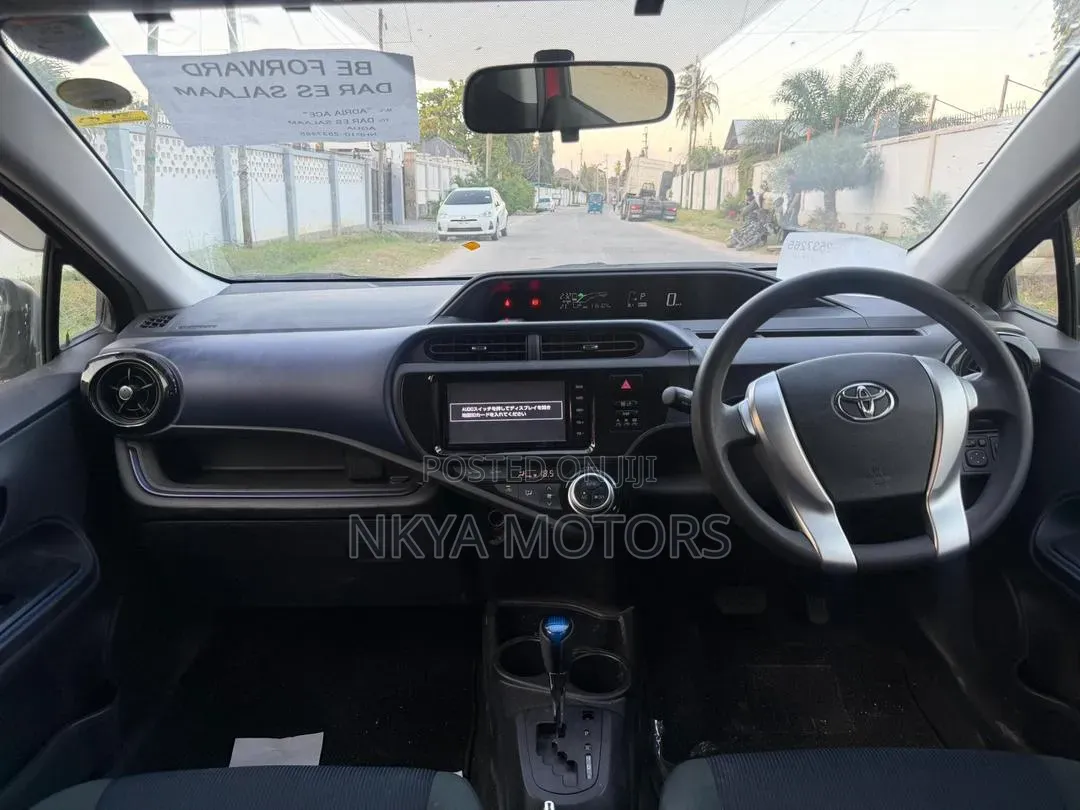 Toyota Aqua 2017 Red