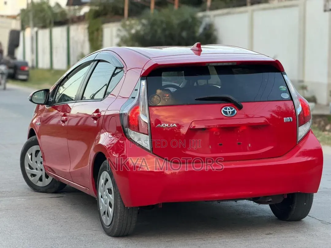 Toyota Aqua 2017 Red