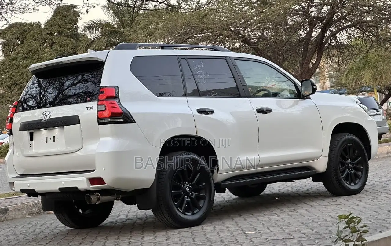 Toyota Land Cruiser Prado 2.7 2023 Off white