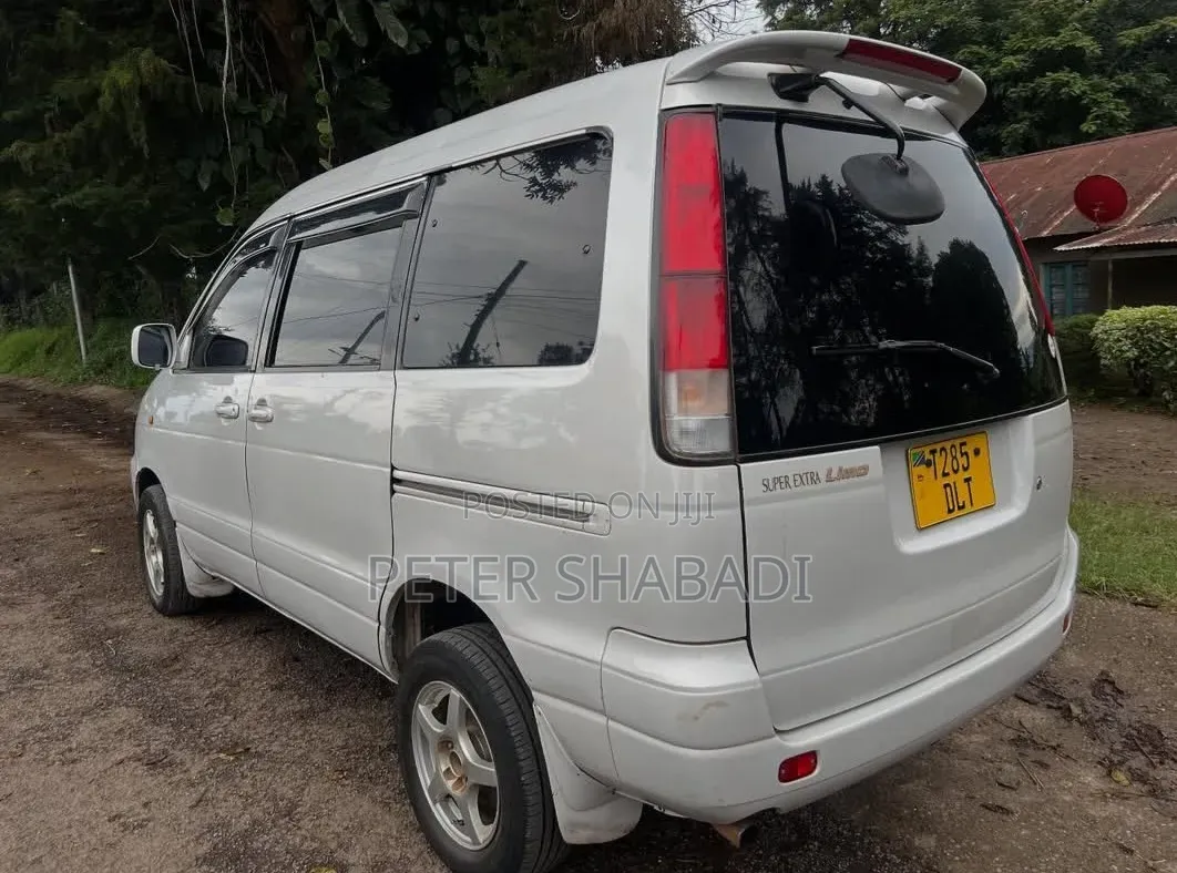 Toyota Noah 2001 White