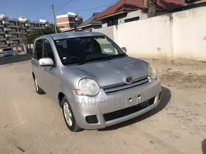 Toyota Sienta 1.5 FWD 2010 Silver