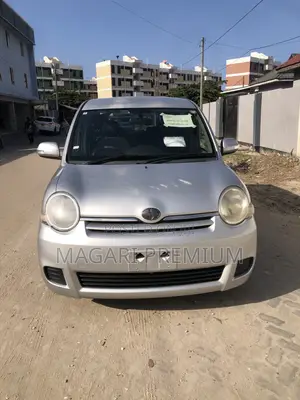Toyota Sienta 1.5 FWD 2010 Silver