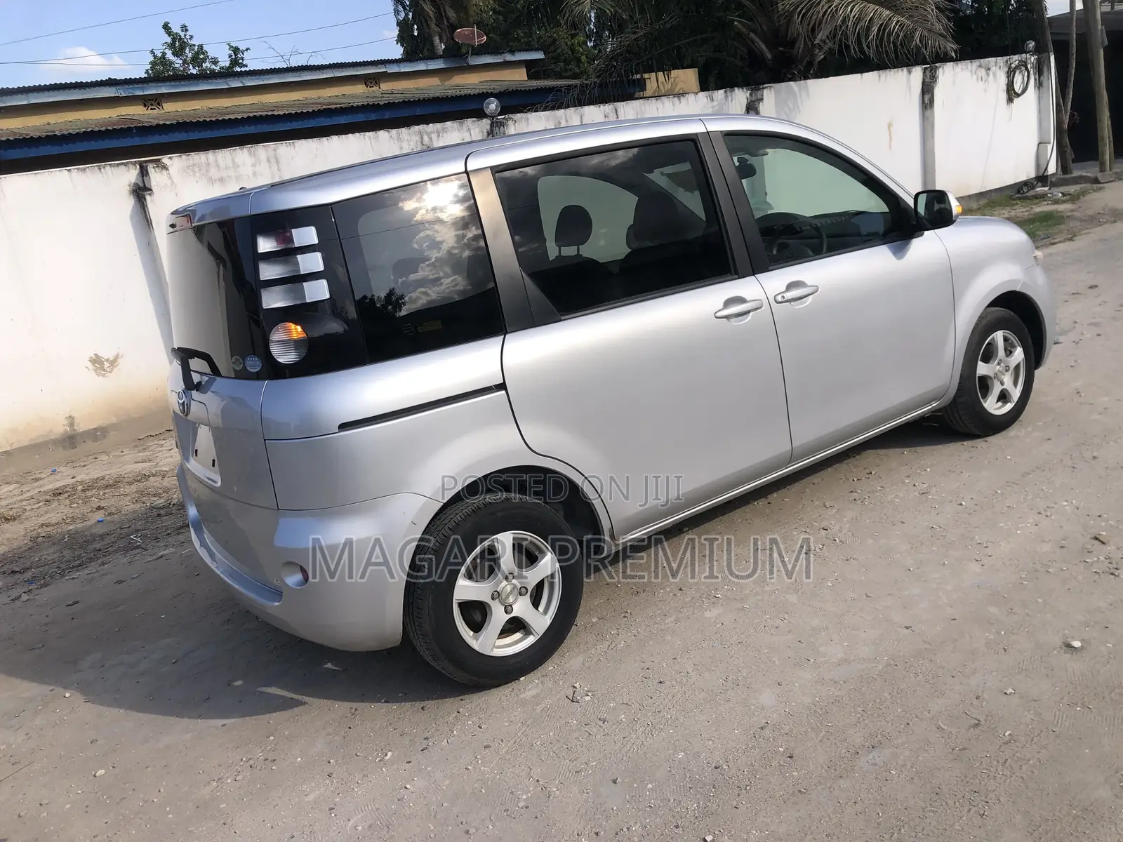 Toyota Sienta 1.5 FWD 2010 Silver