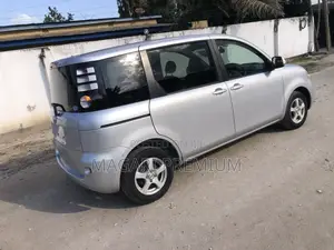 Toyota Sienta 1.5 FWD 2010 Silver