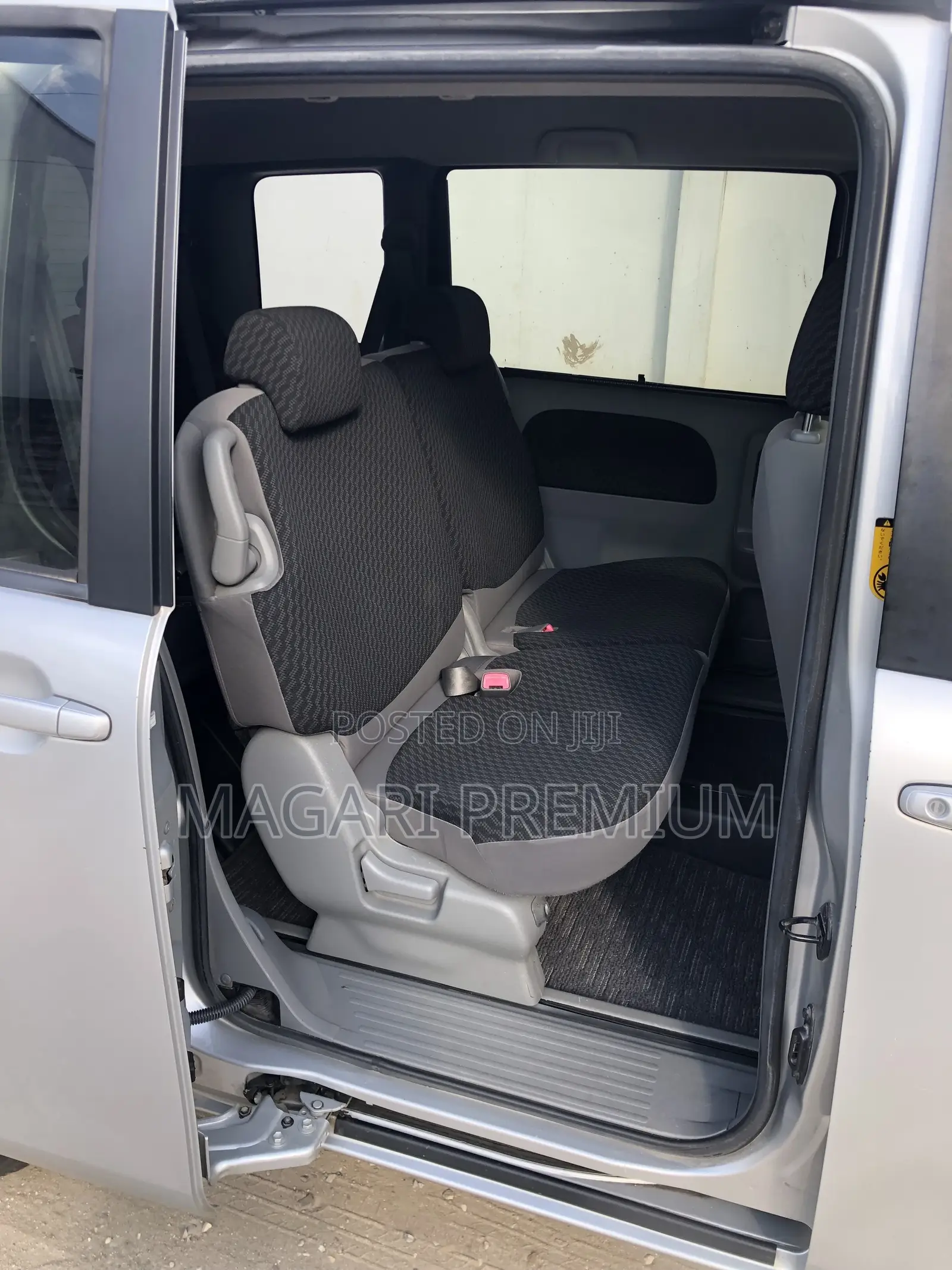 Toyota Sienta 1.5 FWD 2010 Silver