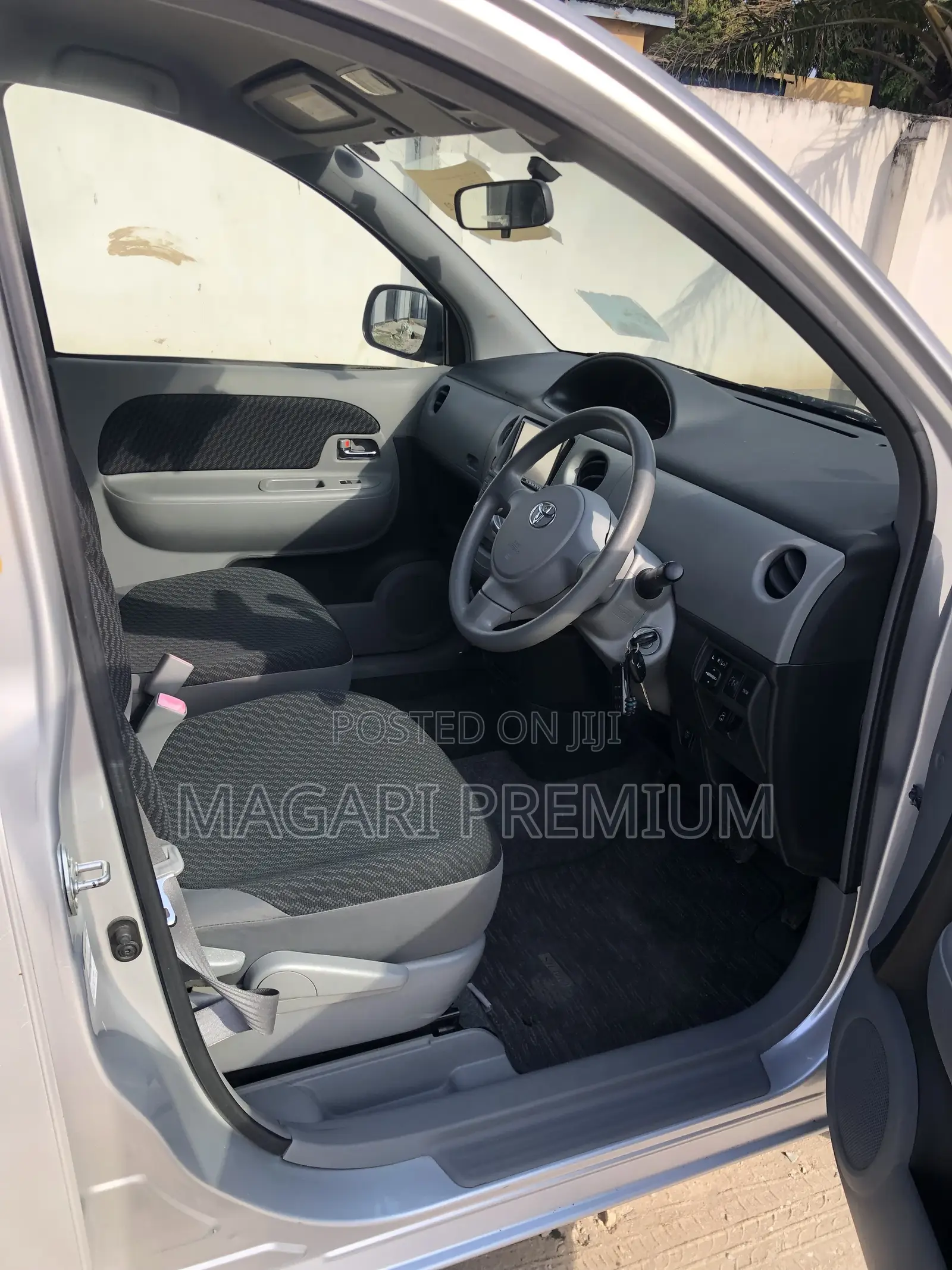 Toyota Sienta 1.5 FWD 2010 Silver