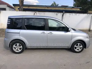 Toyota Sienta 1.5 FWD 2010 Silver