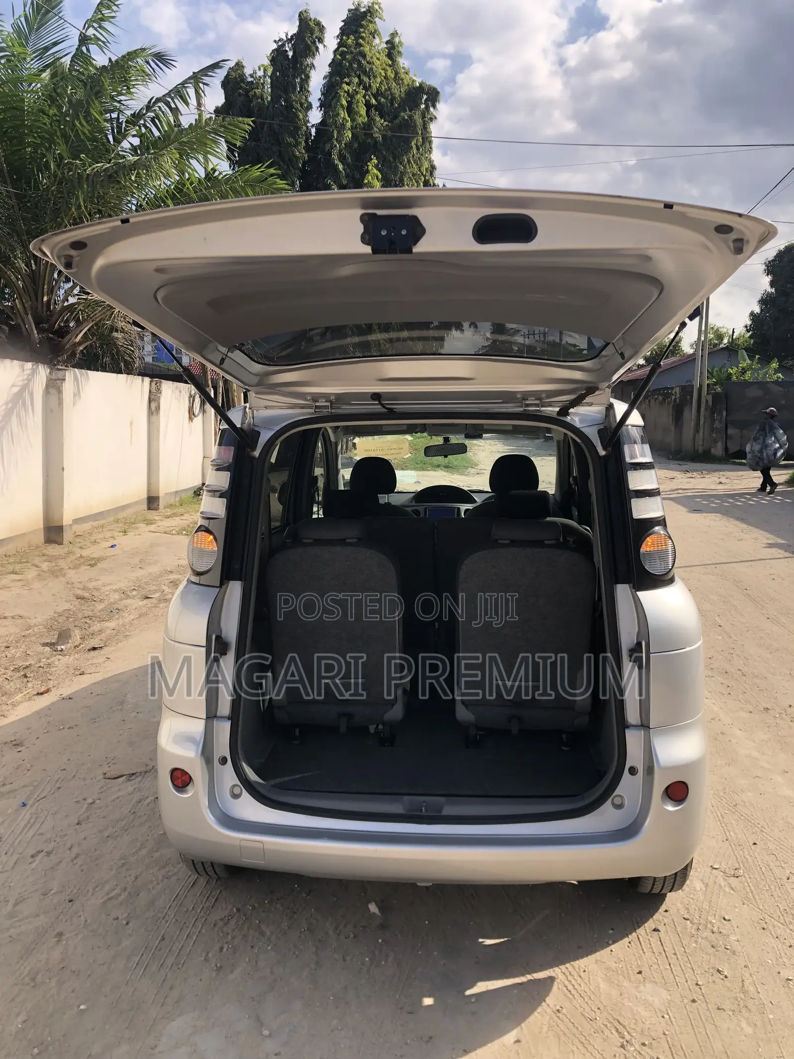 Toyota Sienta 1.5 FWD 2010 Silver