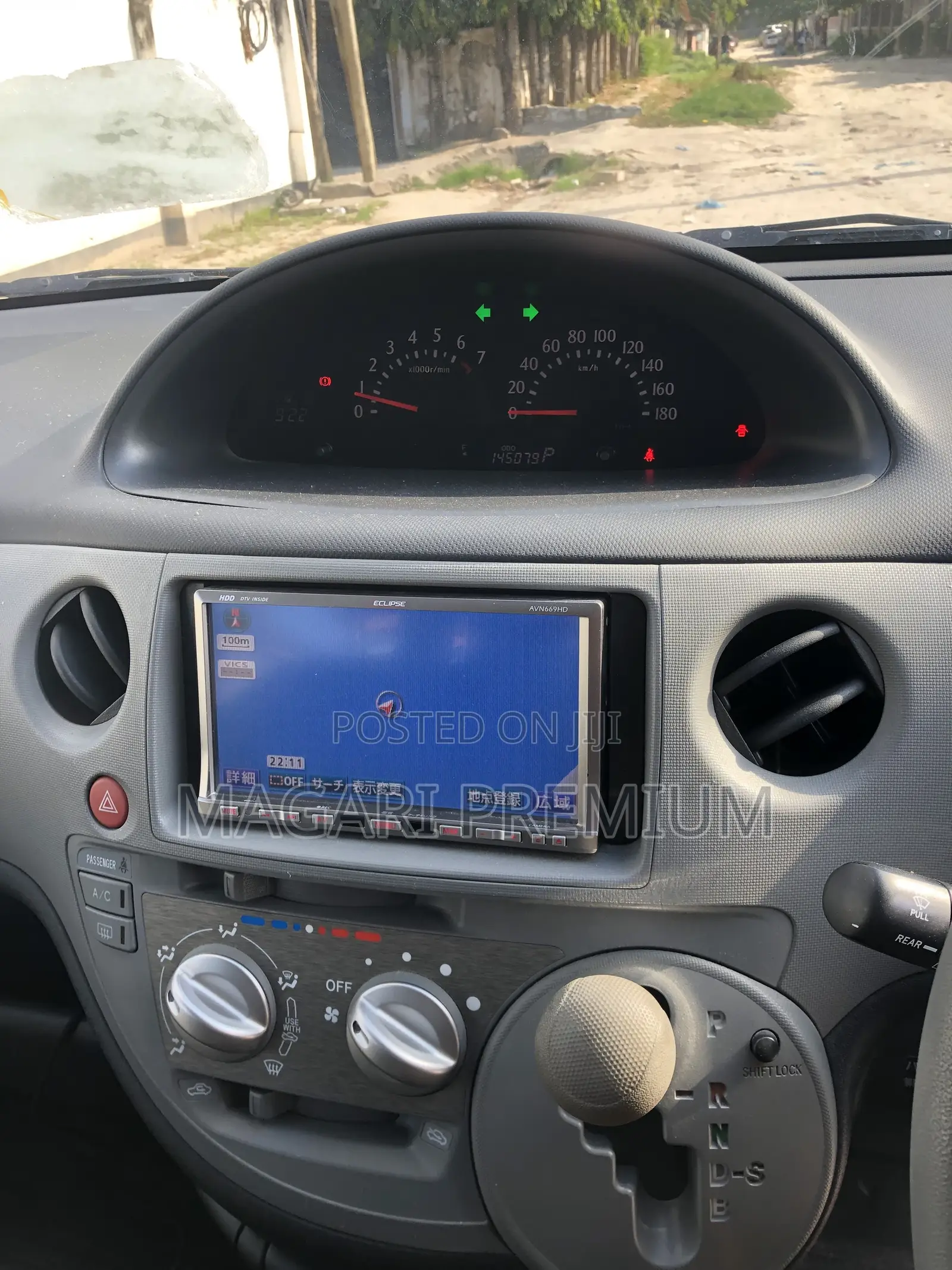 Toyota Sienta 1.5 FWD 2010 Silver