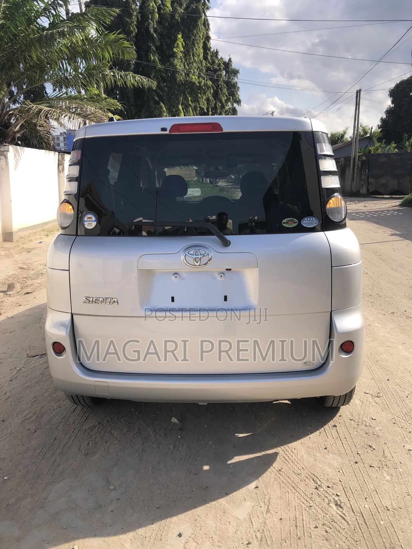 Toyota Sienta 1.5 FWD 2010 Silver