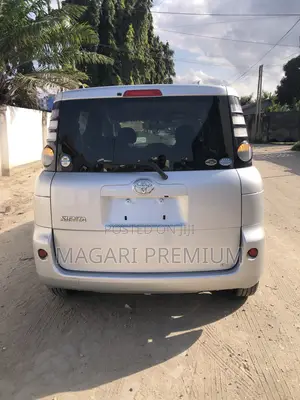 Toyota Sienta 1.5 FWD 2010 Silver