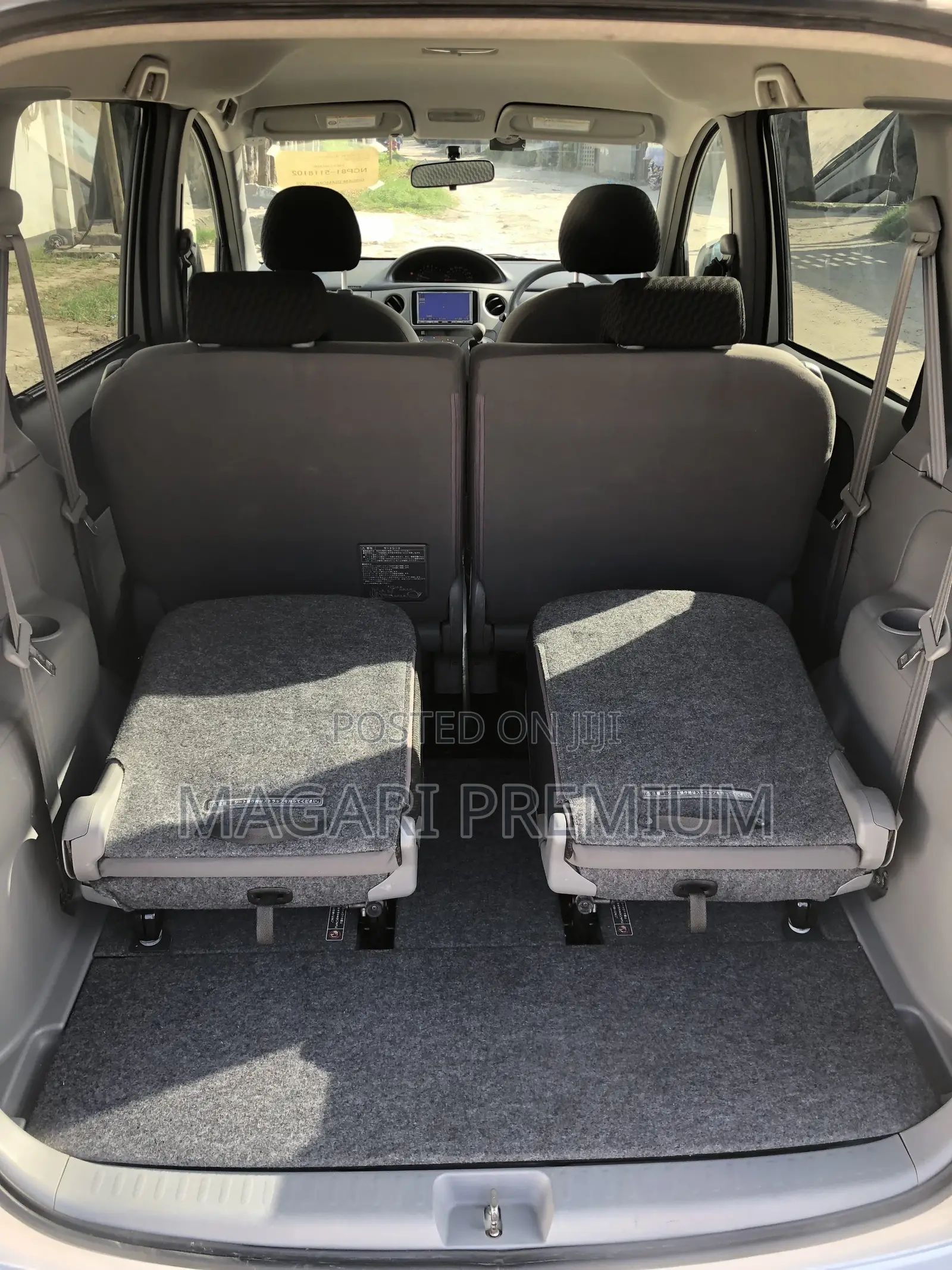 Toyota Sienta 1.5 FWD 2010 Silver