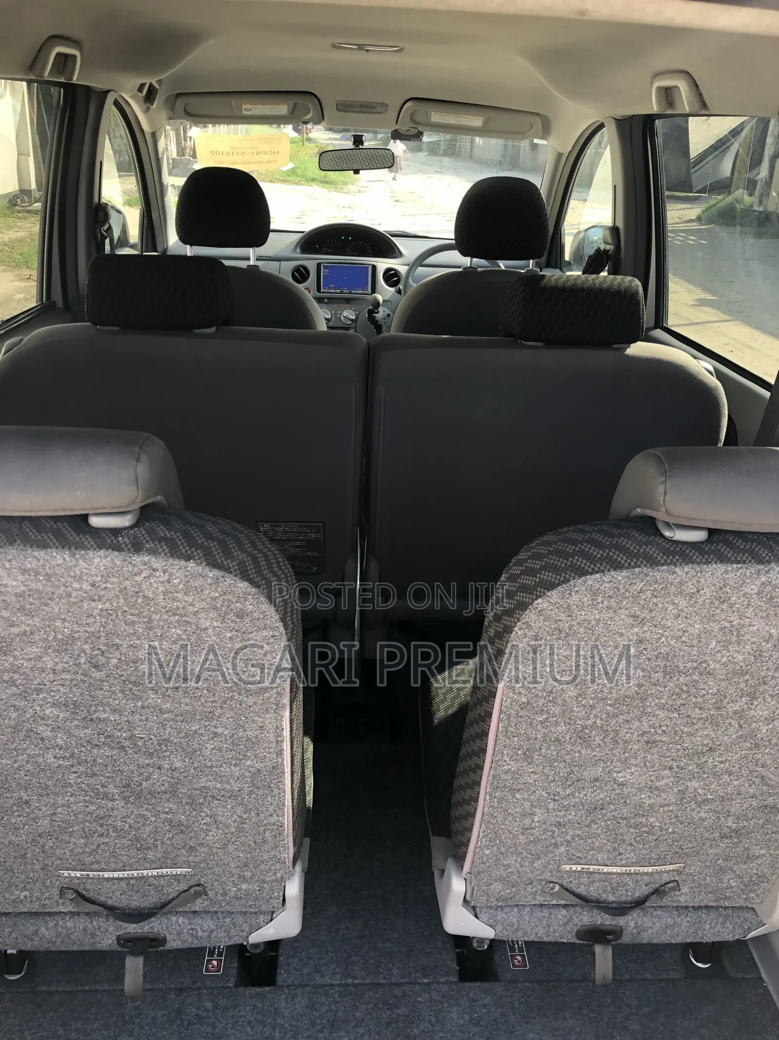 Toyota Sienta 1.5 FWD 2010 Silver