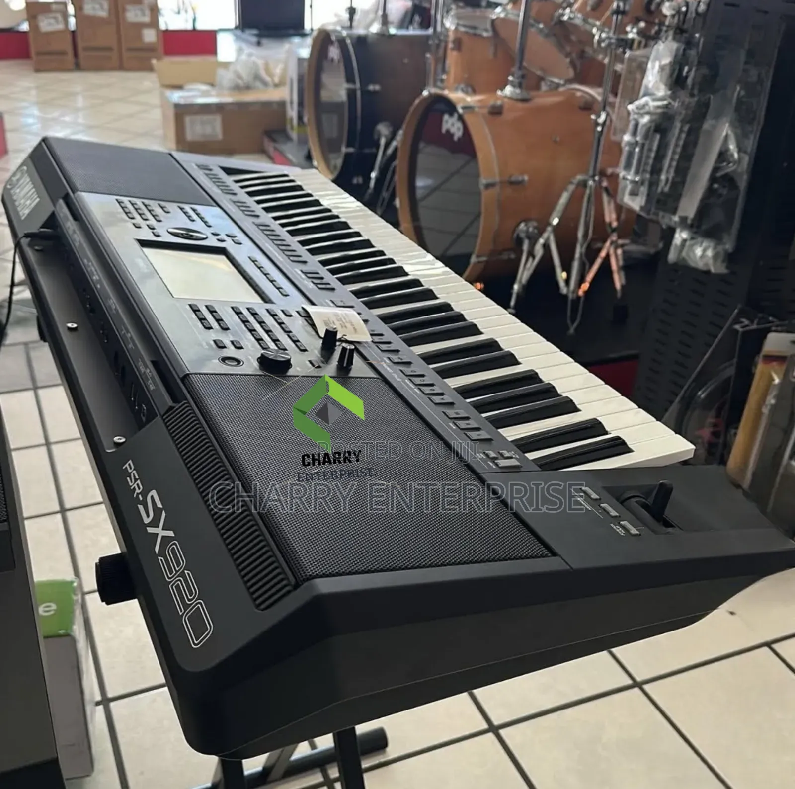 BRAND NEW YAMAHA PSR SX 920 With 61 Key Professional Digital Keyboard