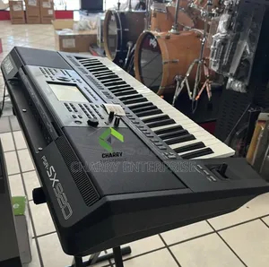 BRAND NEW YAMAHA PSR SX 920 With 61 Key Professional Digital Keyboard