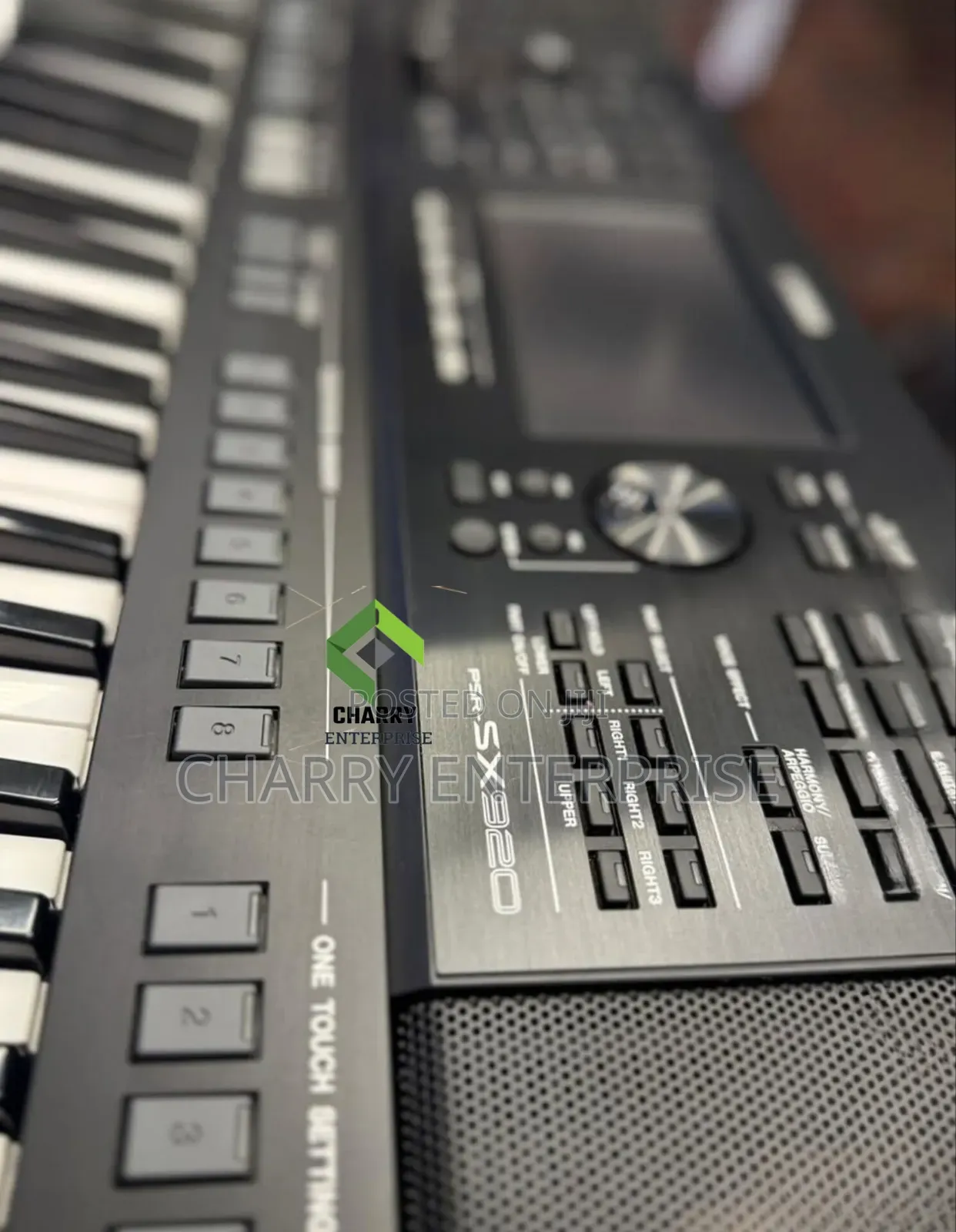BRAND NEW YAMAHA PSR SX 920 With 61 Key Professional Digital Keyboard
