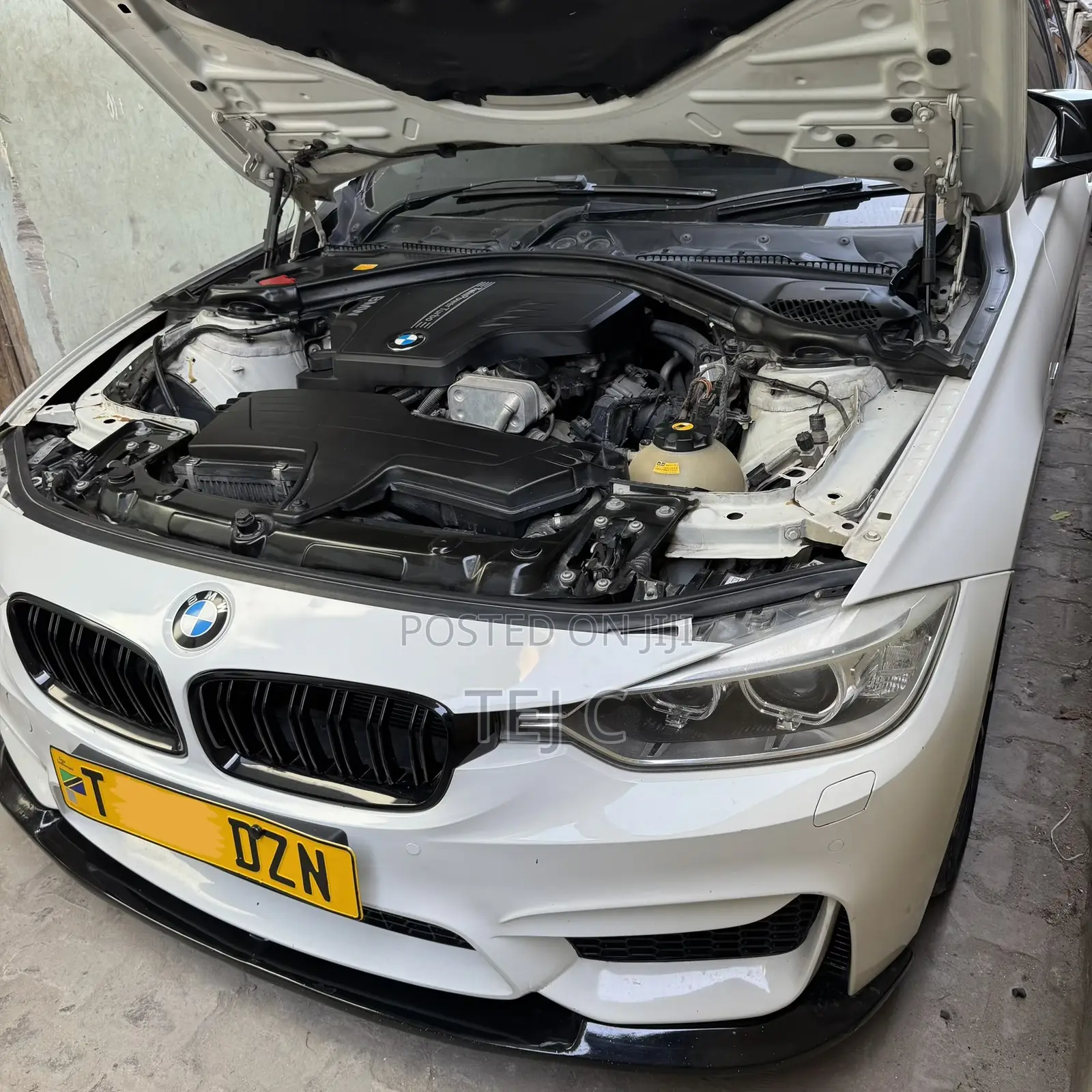 BMW 320i Sedan RWD 2012 White