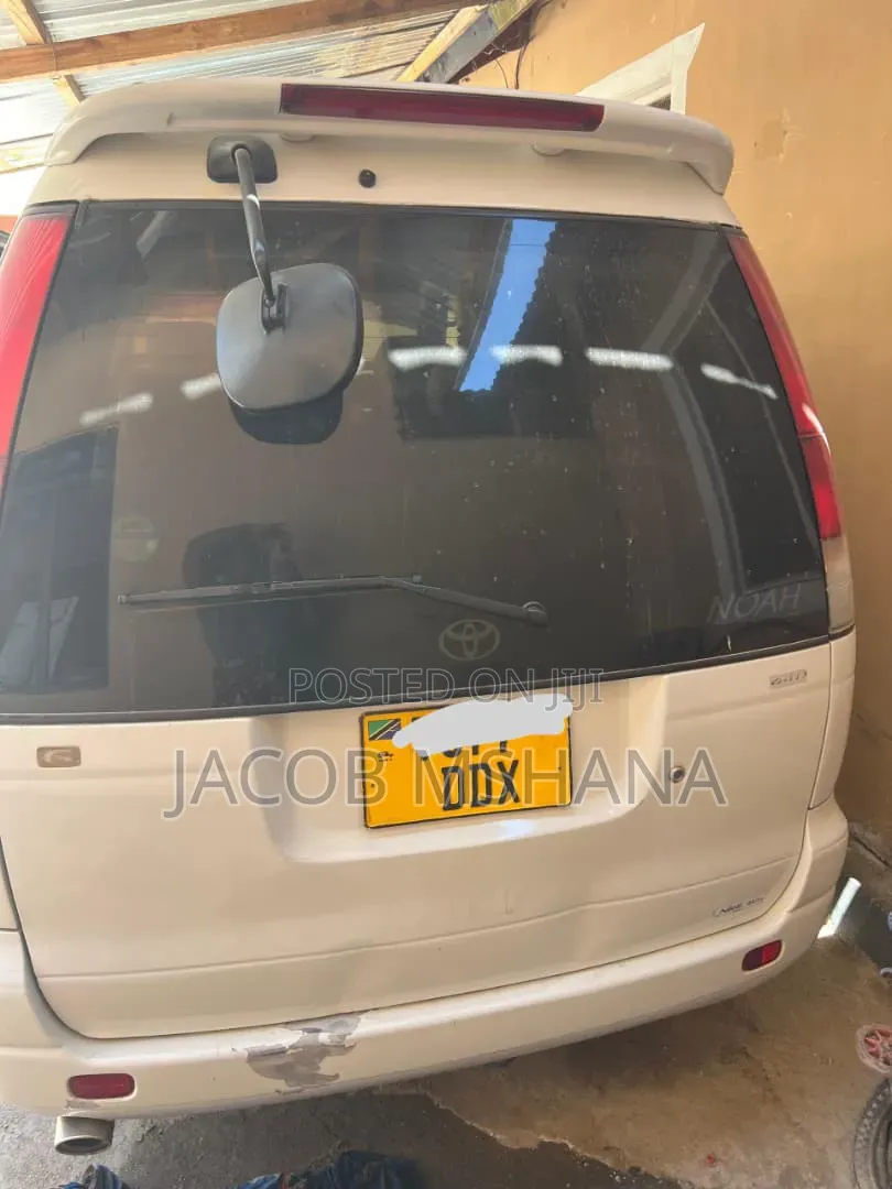 Toyota Noah 2002 White