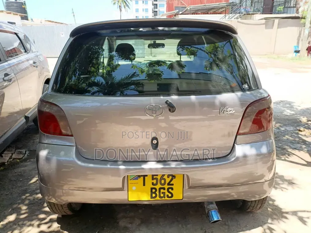 Toyota Vitz 2001 Silver