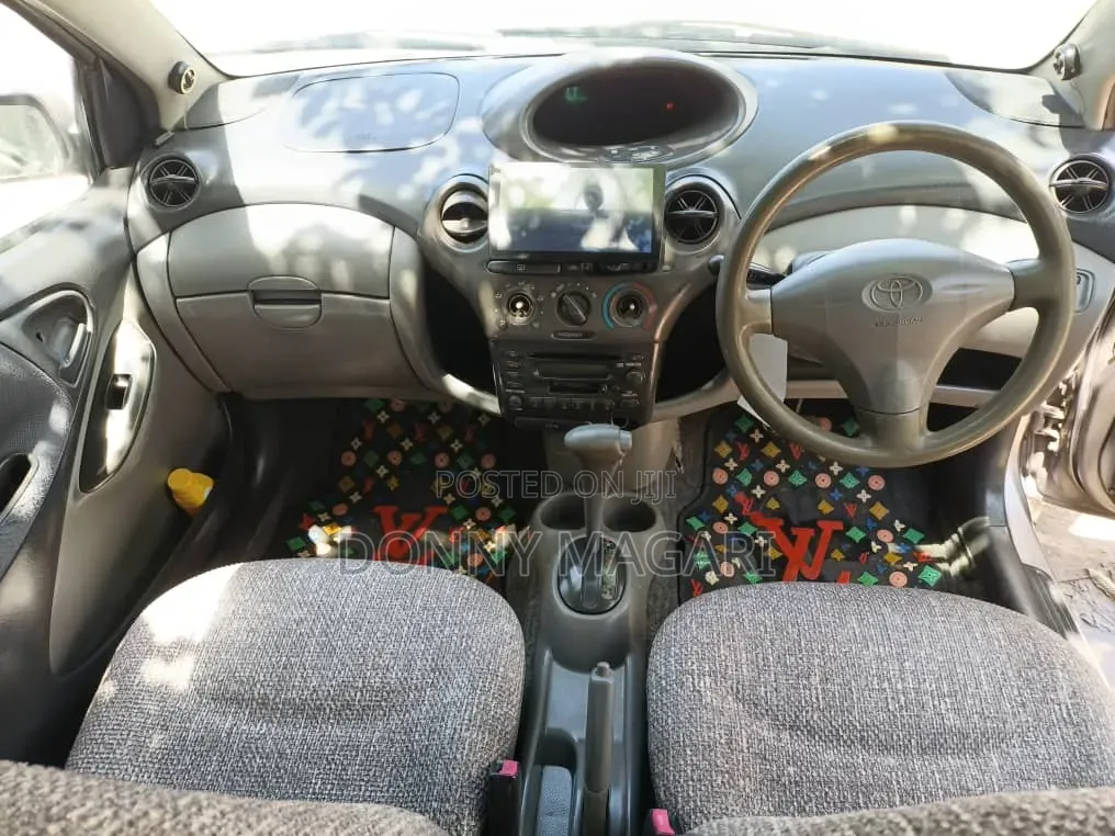 Toyota Vitz 2001 Silver