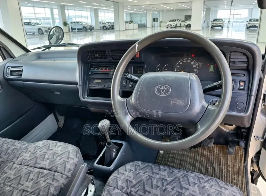 Toyota HiAce 2001 White