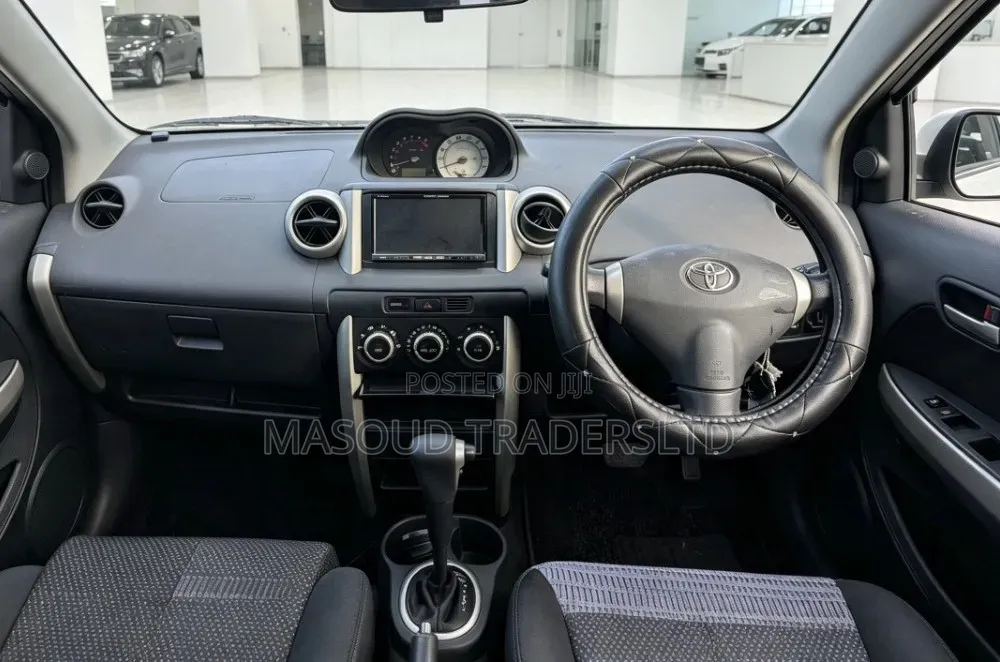 Toyota IST 2001 Off white