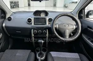 Toyota IST 2001 Off white