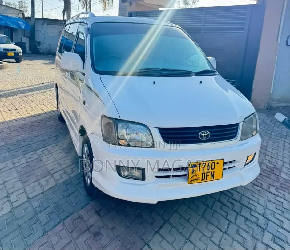 Toyota Noah 2001 White