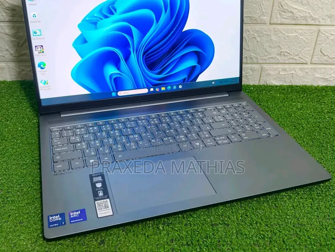 Lenovo IdeaPad 5 Slim 13th Gen i7 16GB Intel Core Ultra 5 SSD 512GB