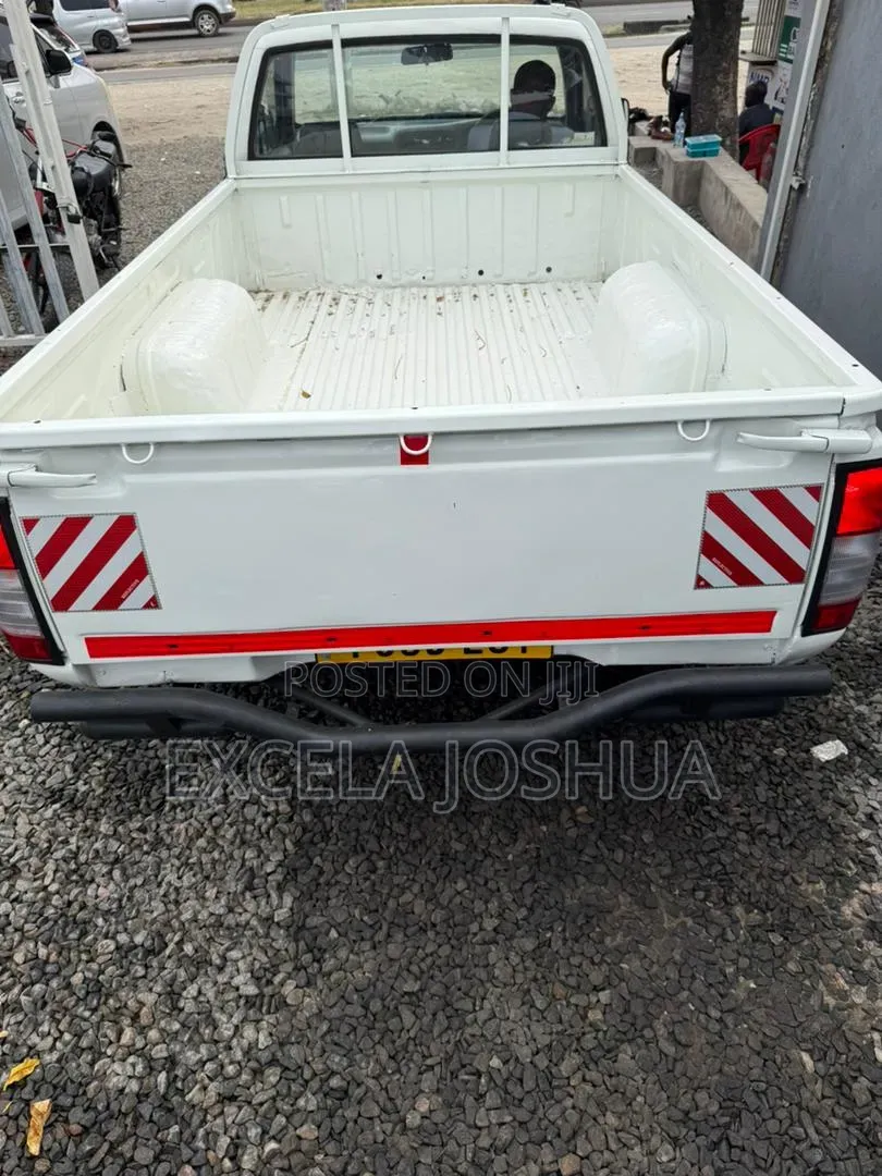 Nissan Hardbody 2008 White