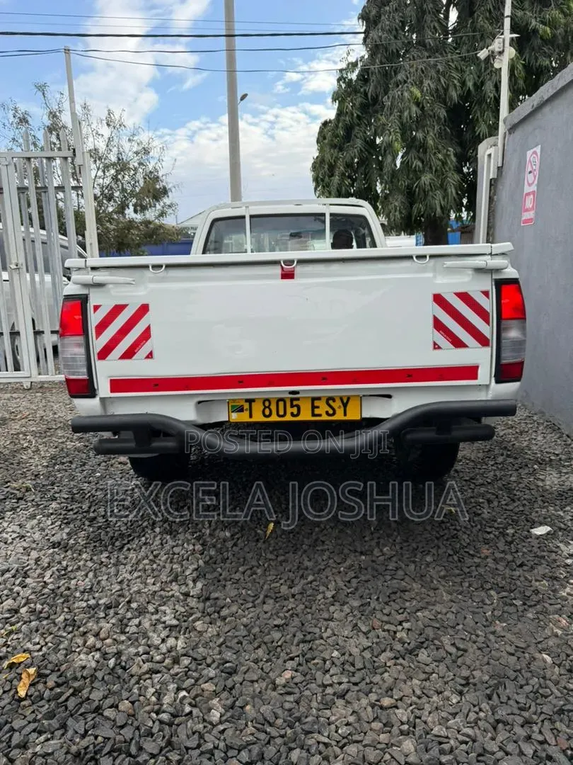 Nissan Hardbody 2008 White
