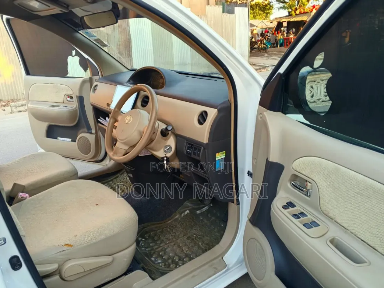 Toyota Sienta 2006 White