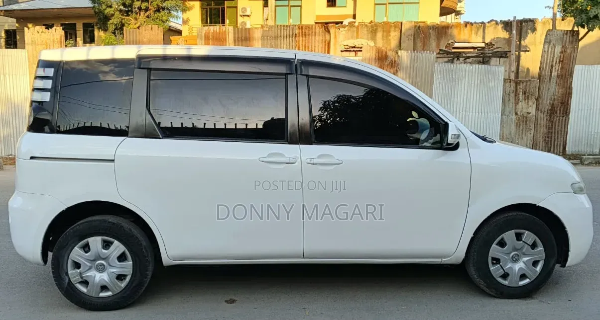 Toyota Sienta 2006 White