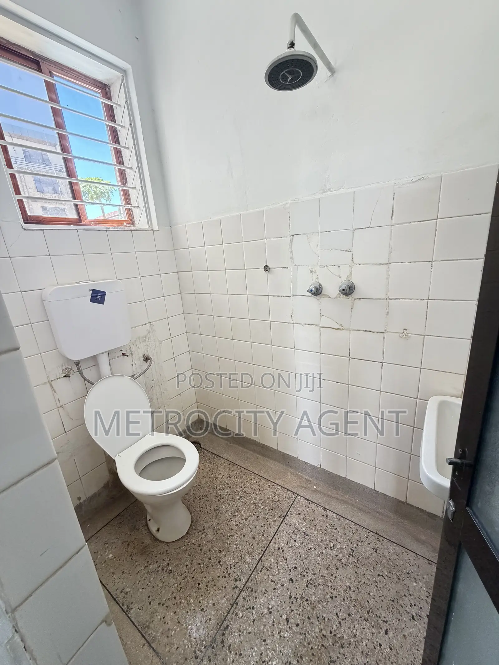 3bdrm Apartment in Metro Estate, Oyster Bay for rent