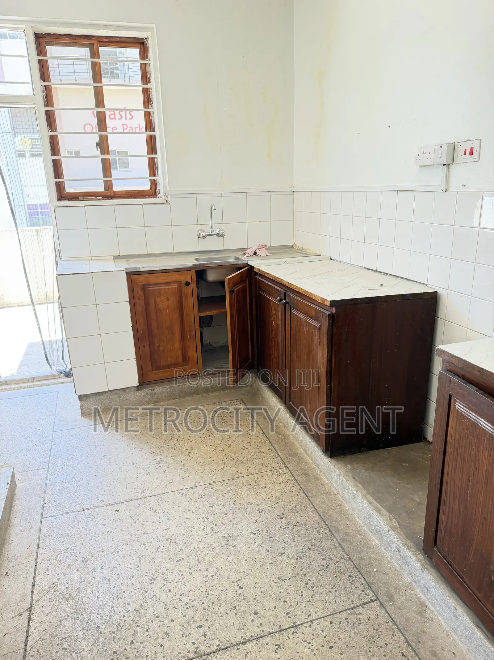 3bdrm Apartment in Metro Estate, Oyster Bay for rent