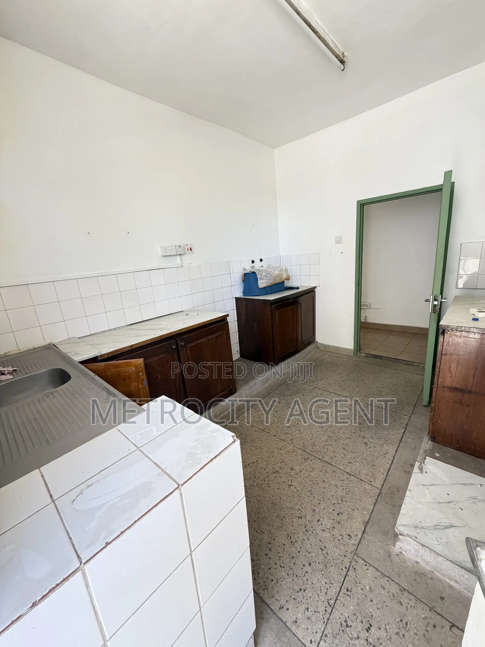 3bdrm Apartment in Metro Estate, Oyster Bay for rent