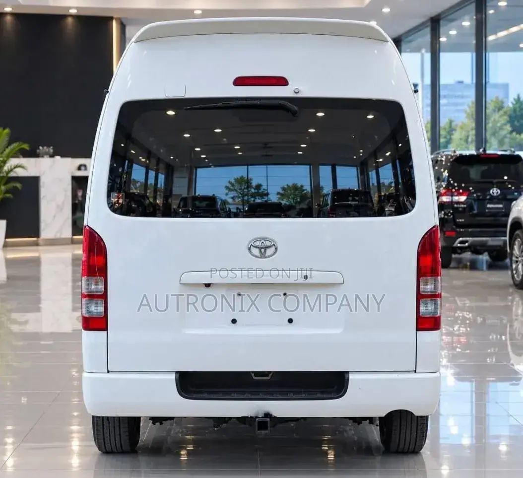 Toyota HiAce 2005 White