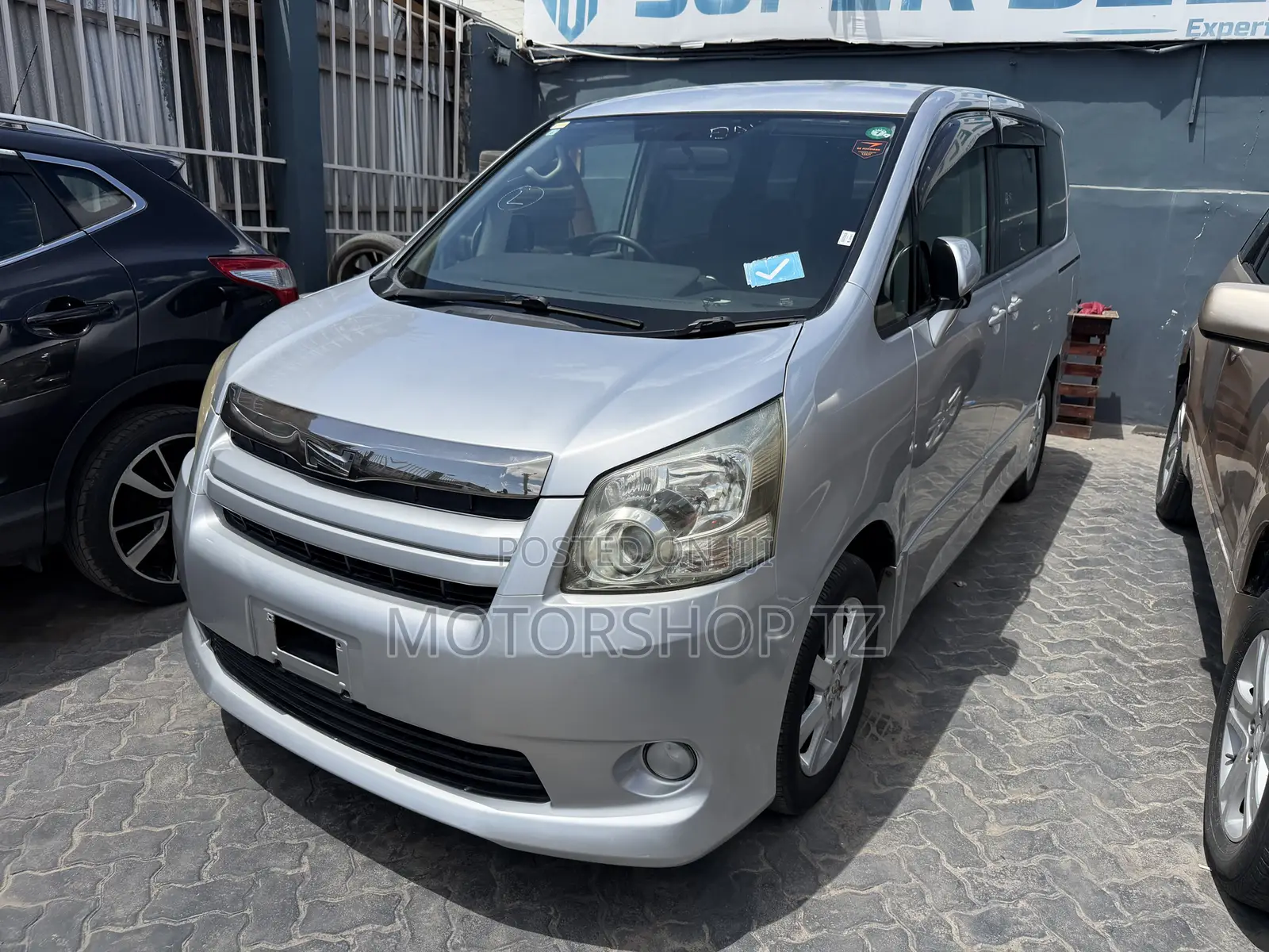 Toyota Noah 2.0 143hp FWD (8 Seater) 2008 Silver