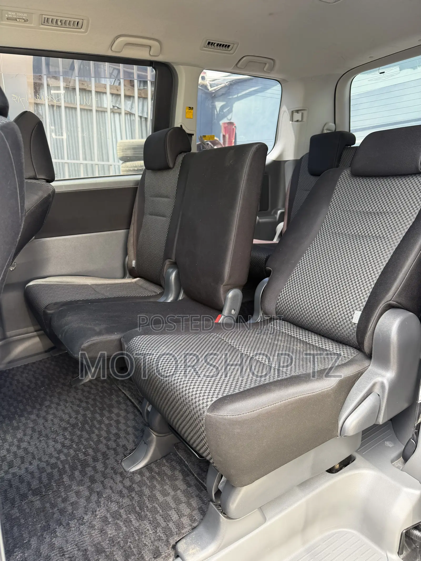 Toyota Noah 2.0 143hp FWD (8 Seater) 2008 Silver