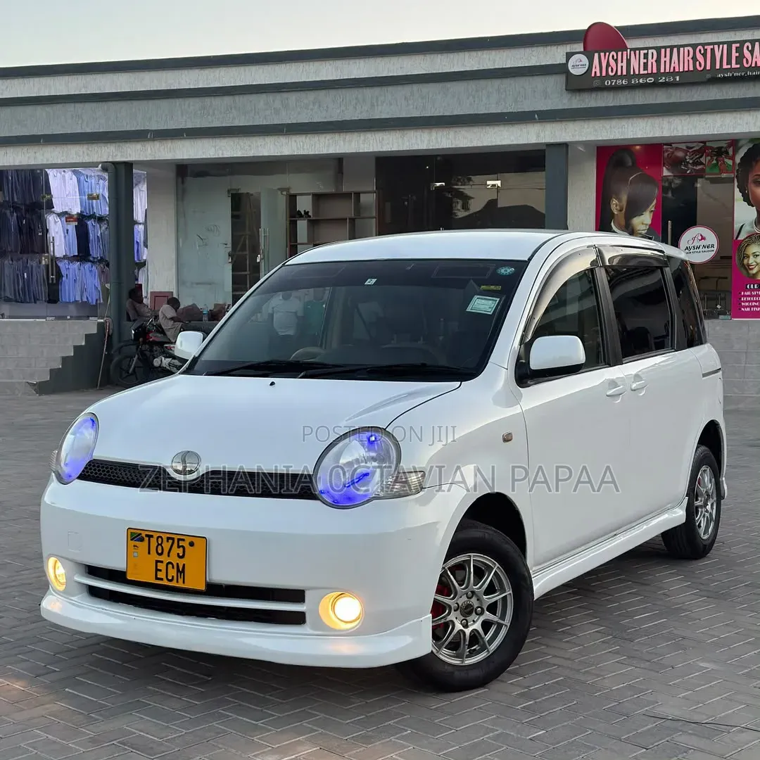 Toyota Sienta 2004 White