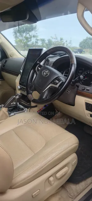 Toyota Land Cruiser 4.6 V8 ZX 2017 Black