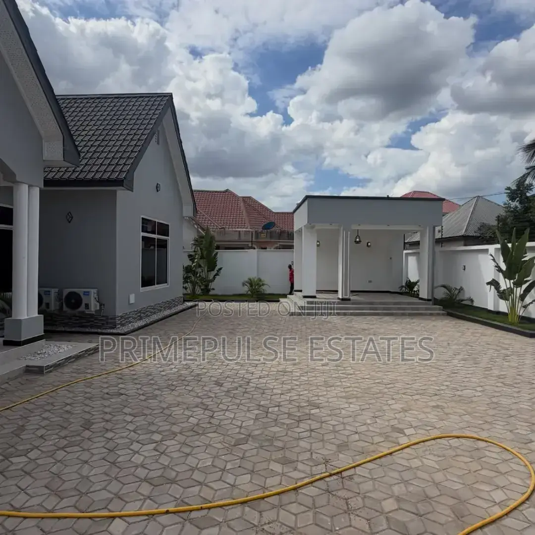 4bdrm Mansion in Goba for sale