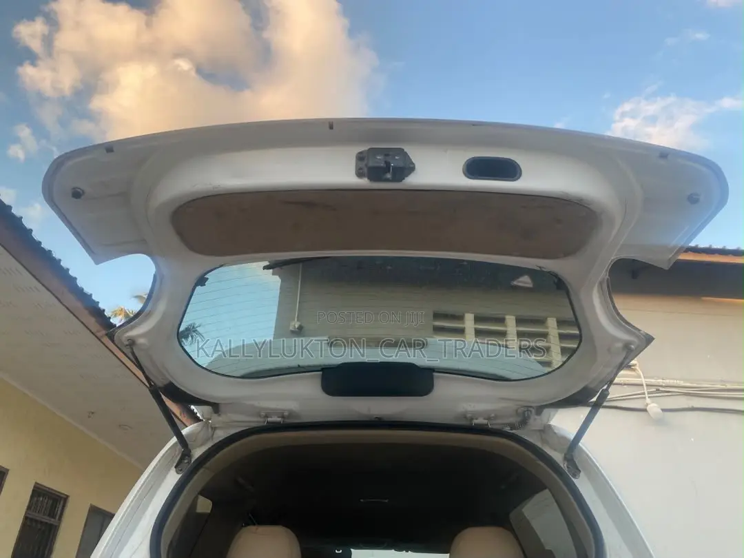 Toyota Porte 2005 White
