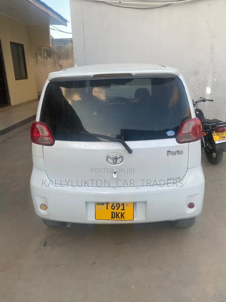 Toyota Porte 2005 White