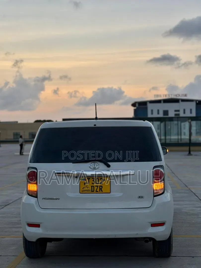 Toyota Corolla Rumion 2008 White