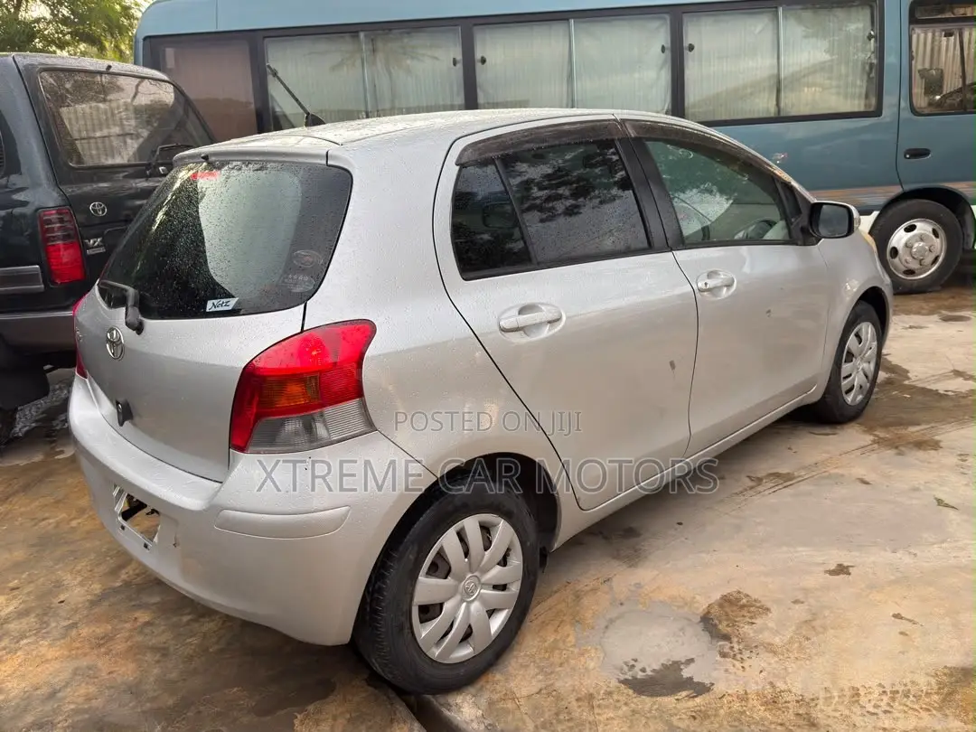Toyota Vitz 2007 Silver