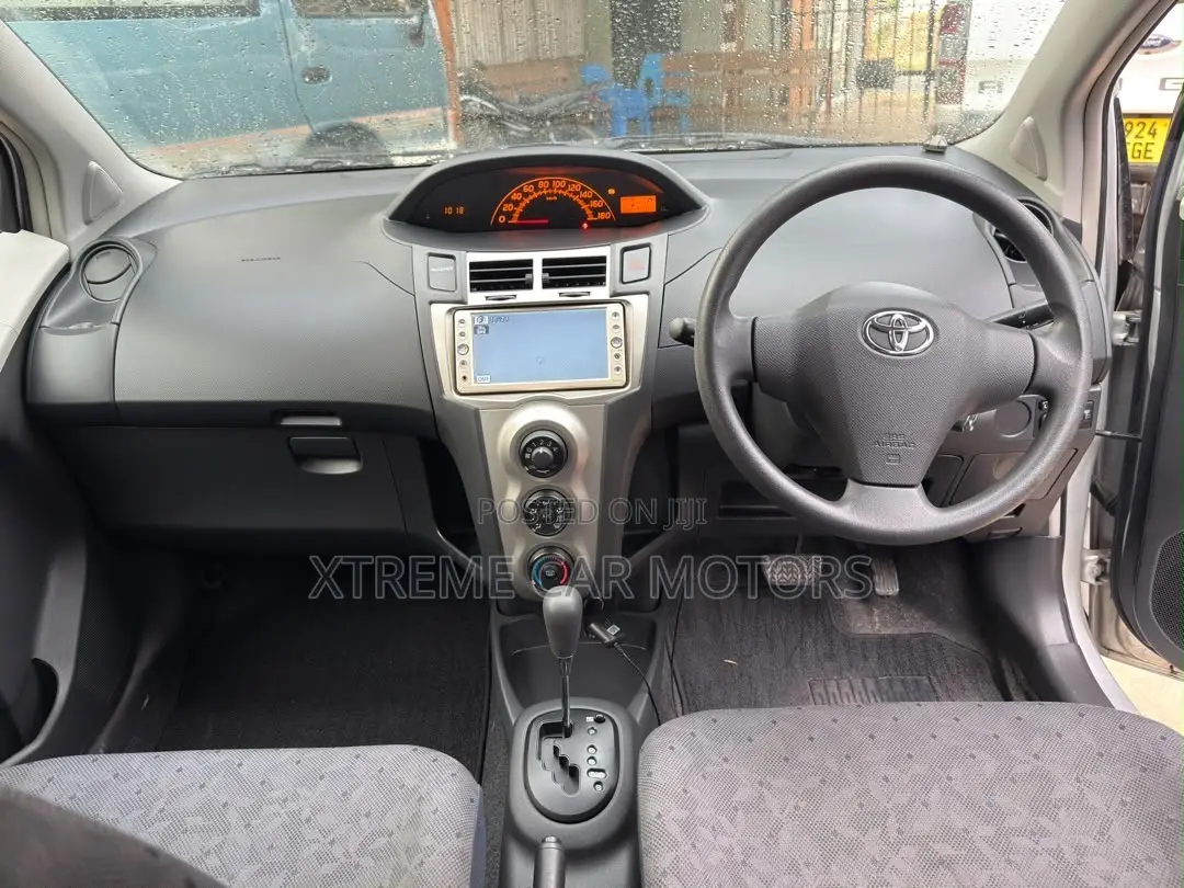 Toyota Vitz 2007 Silver