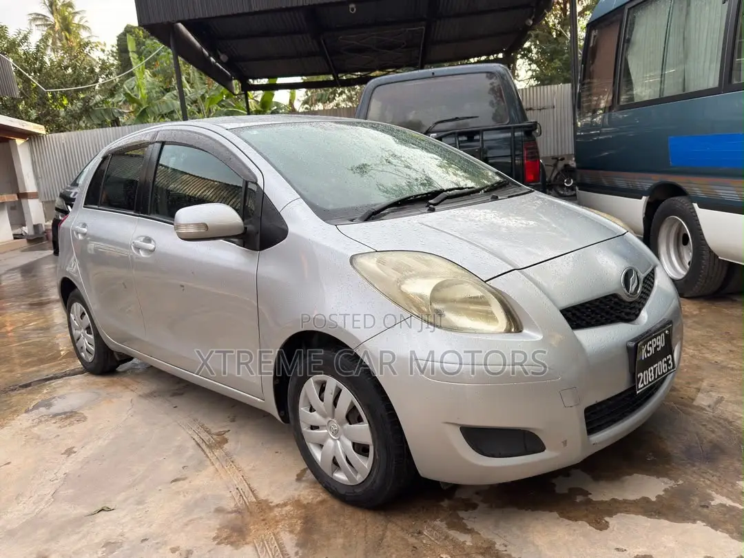 Toyota Vitz 2007 Silver